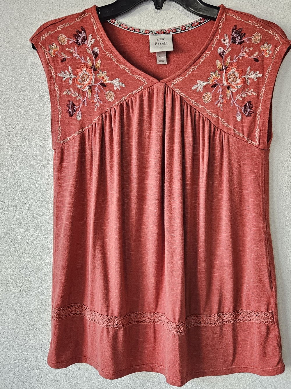 Knox Rose Coral Embroidered Sleeveless Yoke Tank Size XS